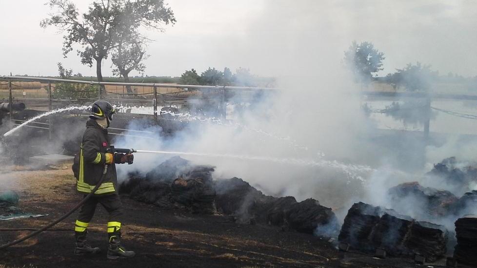 Scortichino, paura per un rogo di teli usati in agricoltura