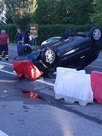 Auto si ribalta in rotatoria Il conducente esce illeso