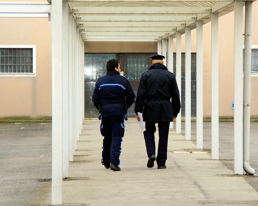 Detenuto tenta di aggredire ispettore di polizia 