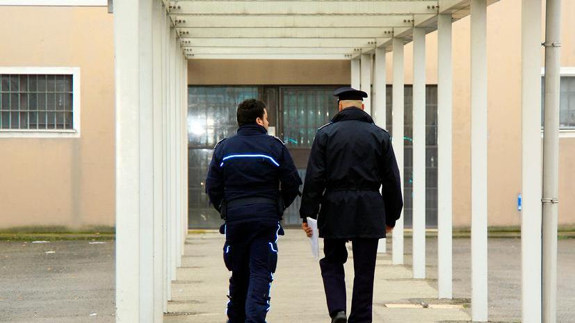 Detenuto tenta di aggredire ispettore di polizia