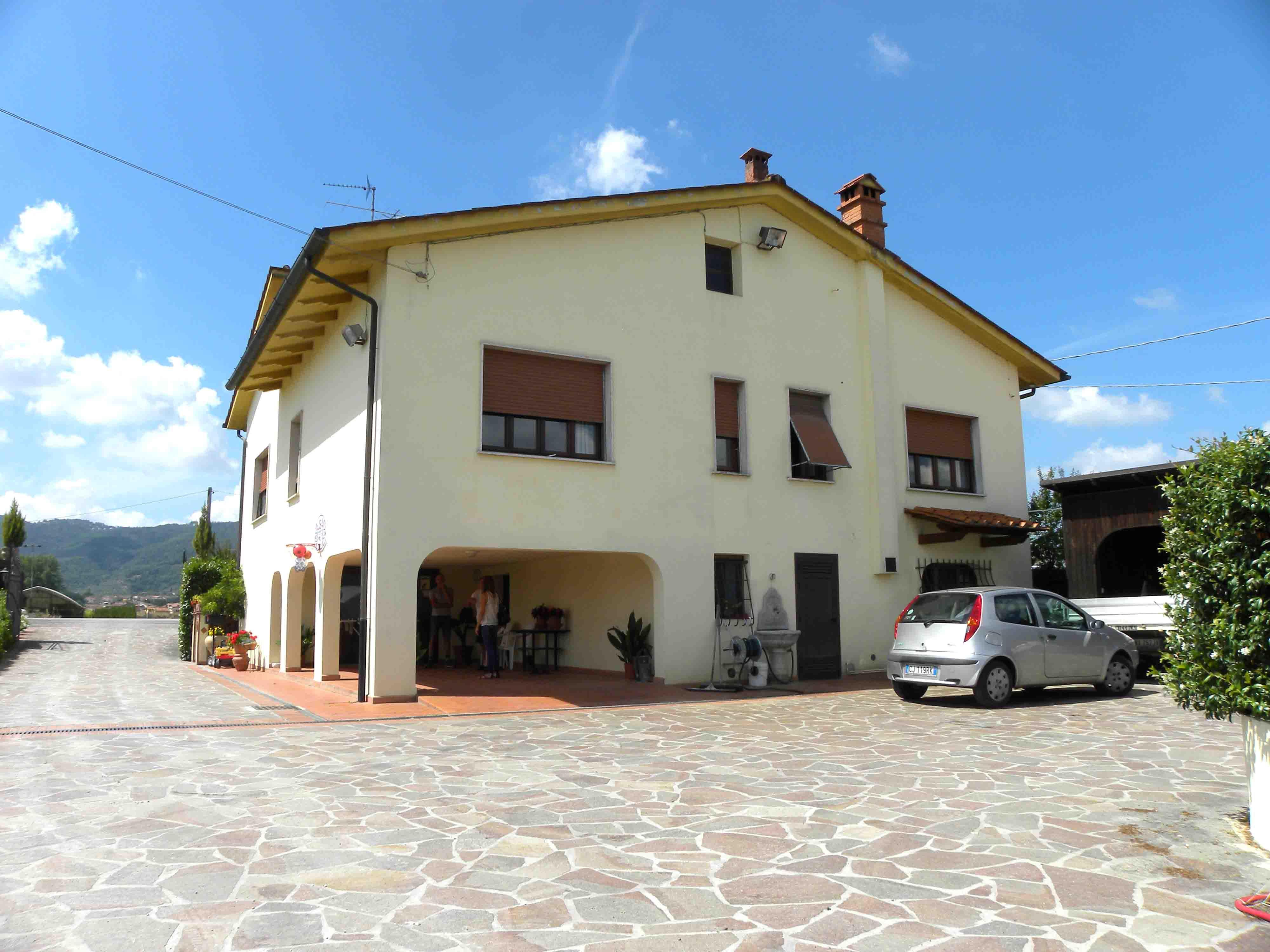 Rapina nella notte: famiglia in ostaggio di 3 banditi. Paura per un bambino