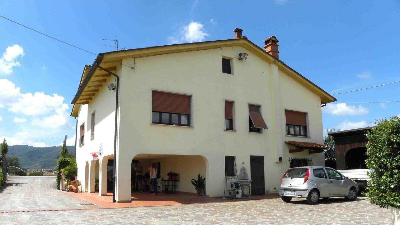 Rapina nella notte: famiglia in ostaggio di 3 banditi. Paura per un bambino