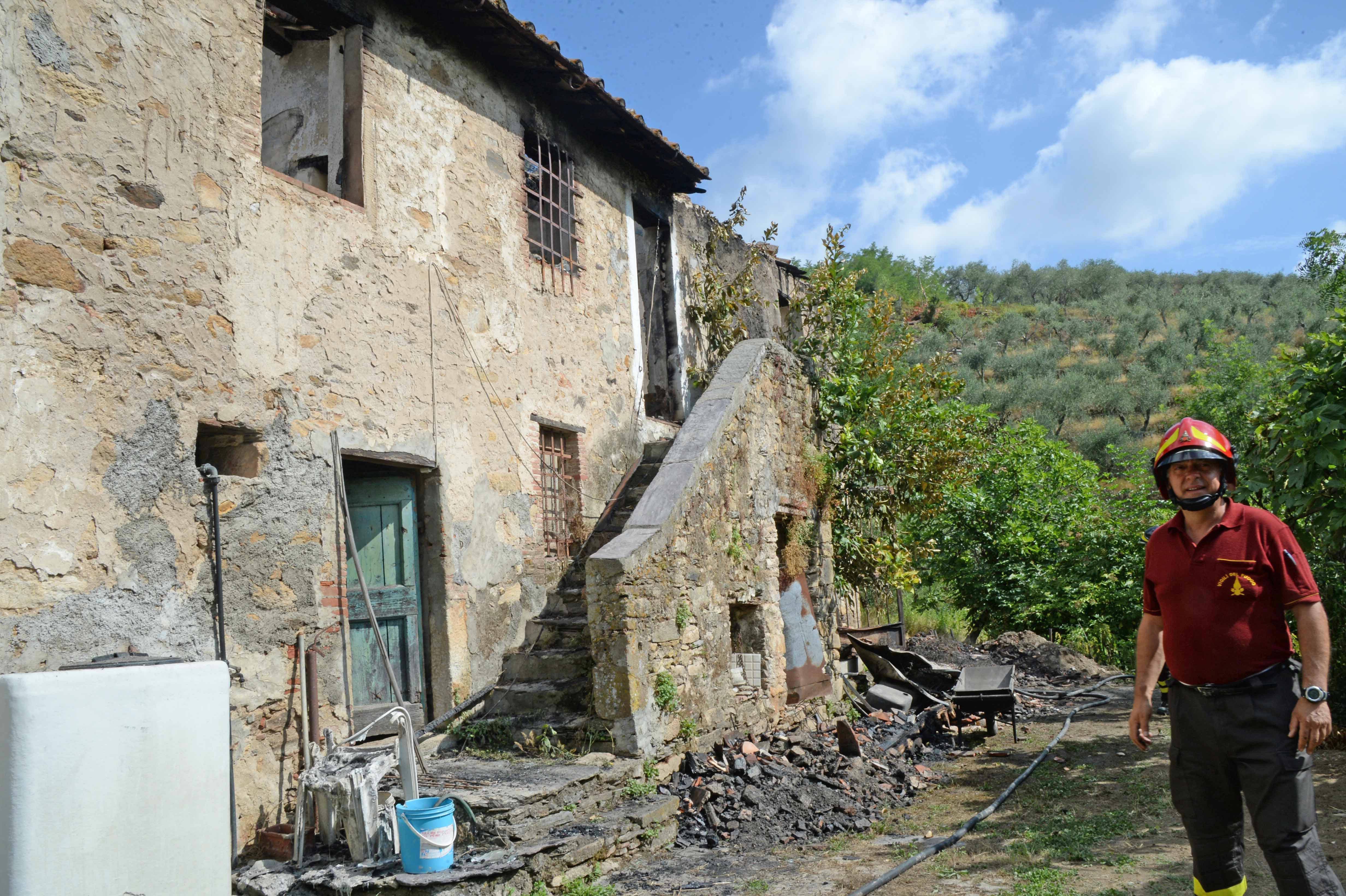 Incendio nella notte a Buti, brucia un casolare 