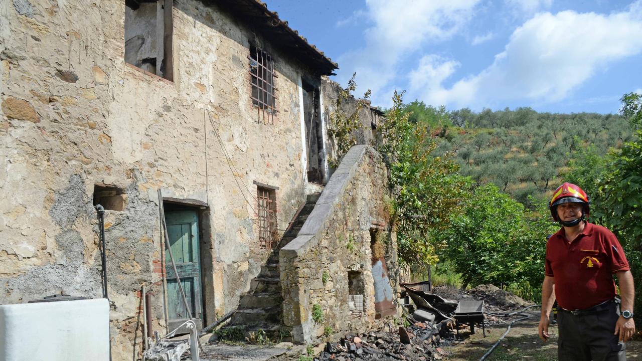 Incendio nella notte a Buti, brucia un casolare