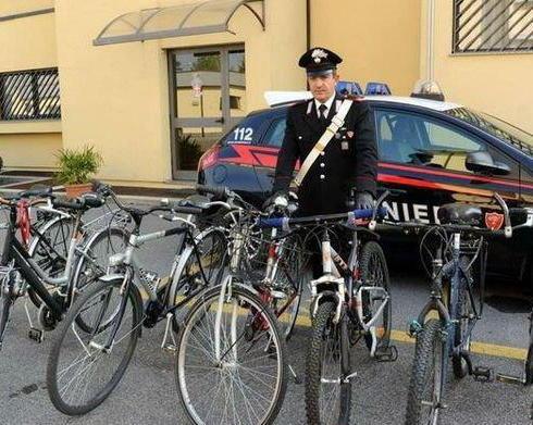 Ruba le bici con una spranga Arrestato dai carabinieri 