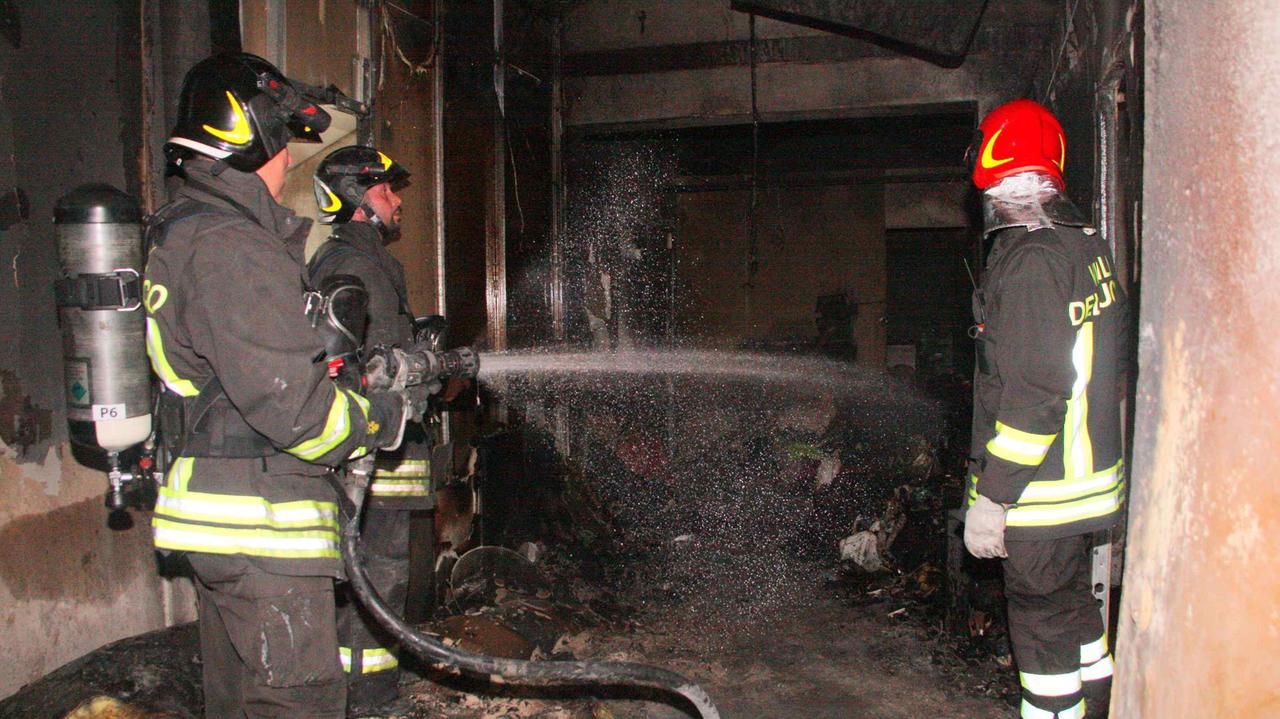 Incendio in un sottotetto in via di San Paolo