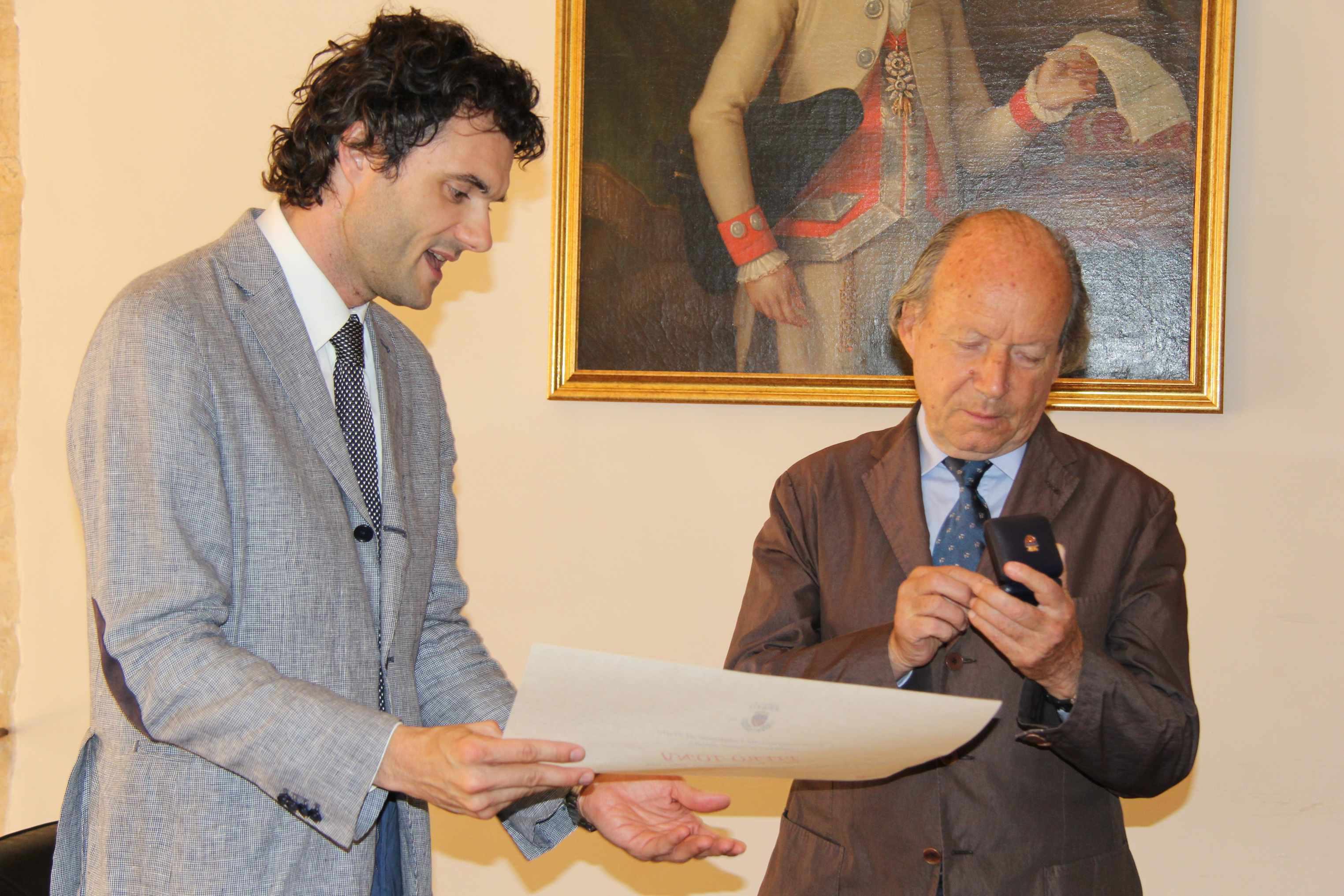 Il sindaco consegna il Gigliato d’oro al procuratore capo Tony 
