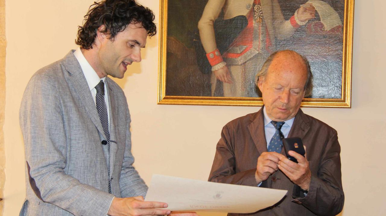 Il sindaco consegna il Gigliato d’oro al procuratore capo Tony