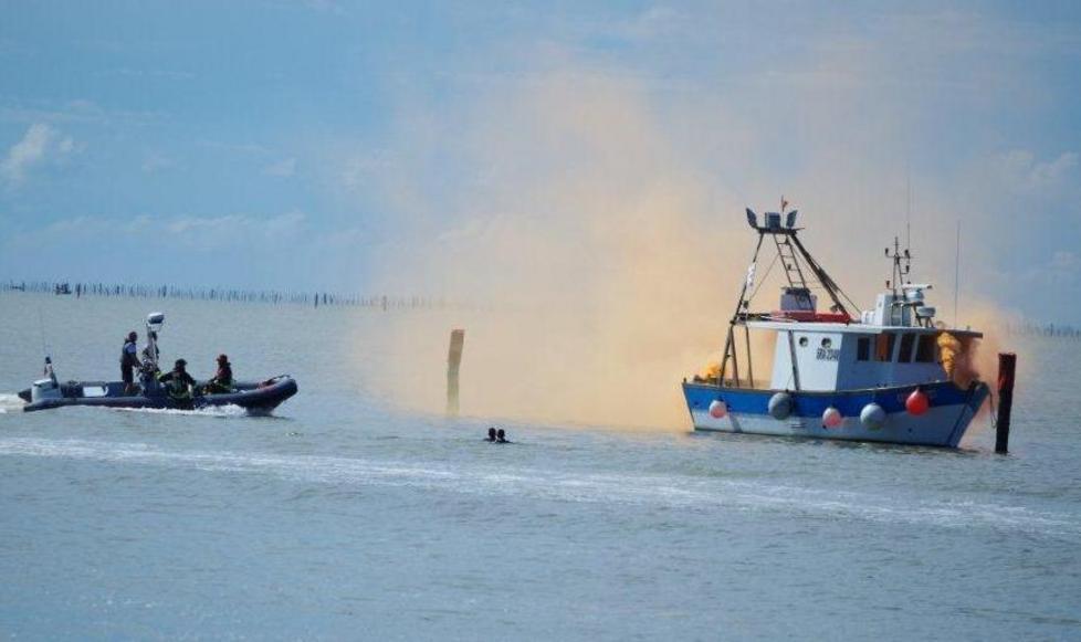 Esercitazione con motobarca in fiamme