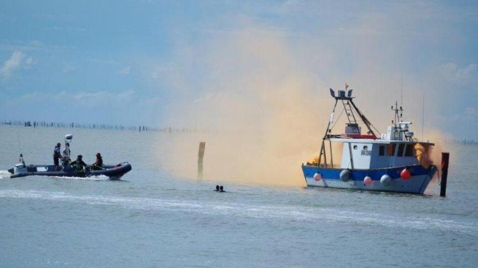 Esercitazione con motobarca in fiamme