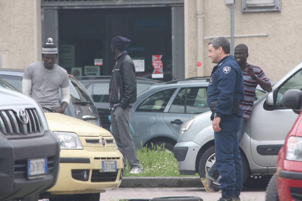 Il vicesindaco: «L’attività dei parcheggiatori abusivi non è reato» 