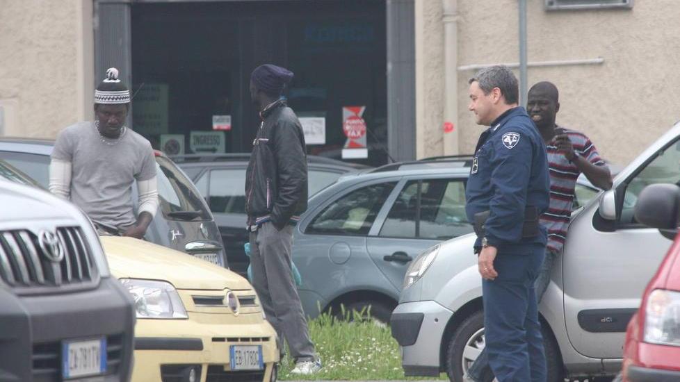 Il vicesindaco: «L’attività dei parcheggiatori abusivi non è reato»