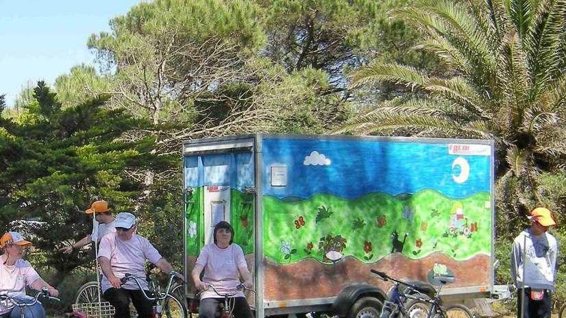 Rubano il rimorchio con le biciclette dei disabili