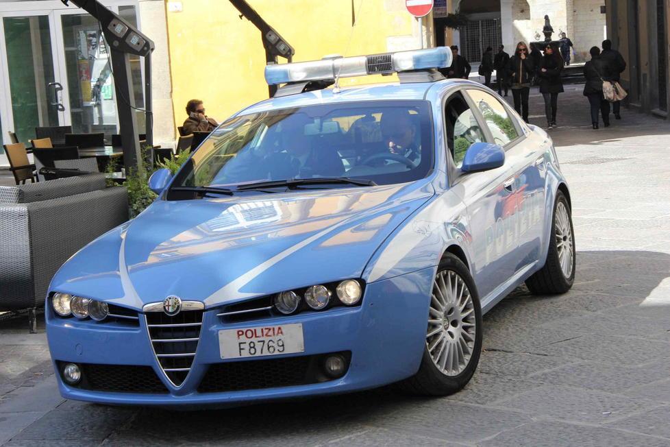 Pensionato rapinato davanti alla banca, la polizia prende il bandito 