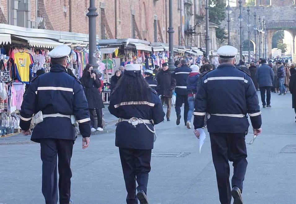 Investì due senegalesi, denunciato 