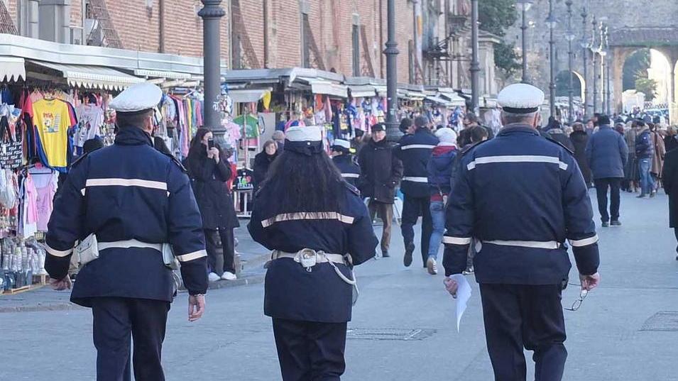 Investì due senegalesi, denunciato