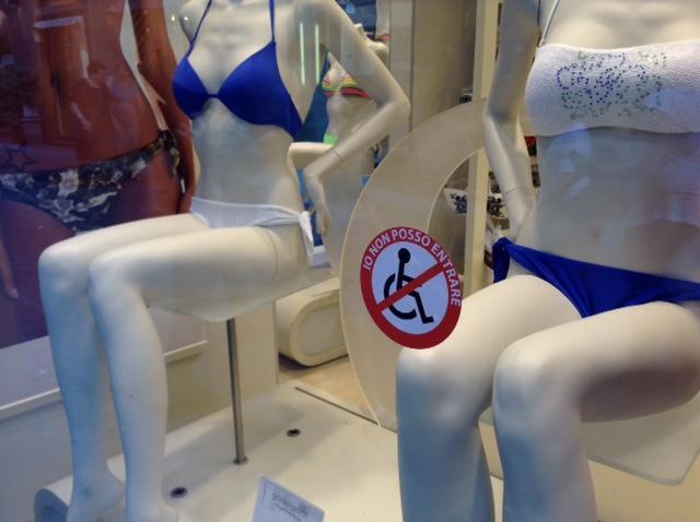Provocazione in centro: adesivi contro le barriere architettoniche 