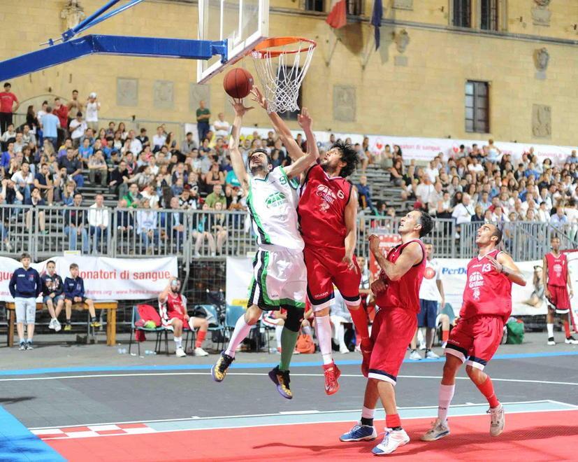 Tribune inagibili per il Palio del Basket: il Comune chiede i danni 