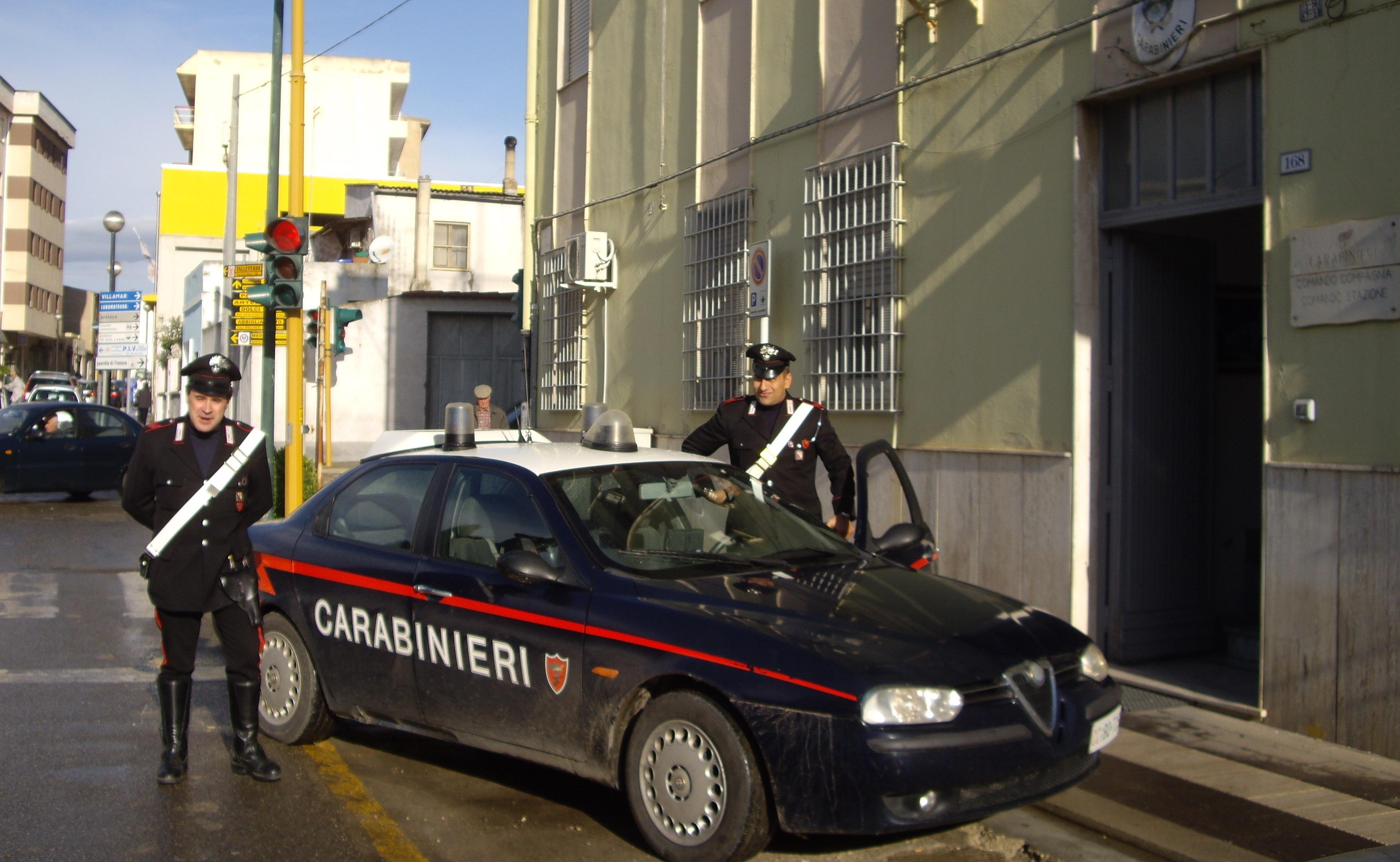 Ubriaco si scaglia sui genitori che gli negano denaro e ferisce un carabiniere 