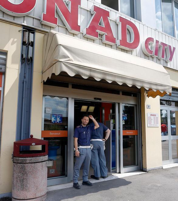 Rapina il Conad City con casco e pistola Bottino 3mila euro 