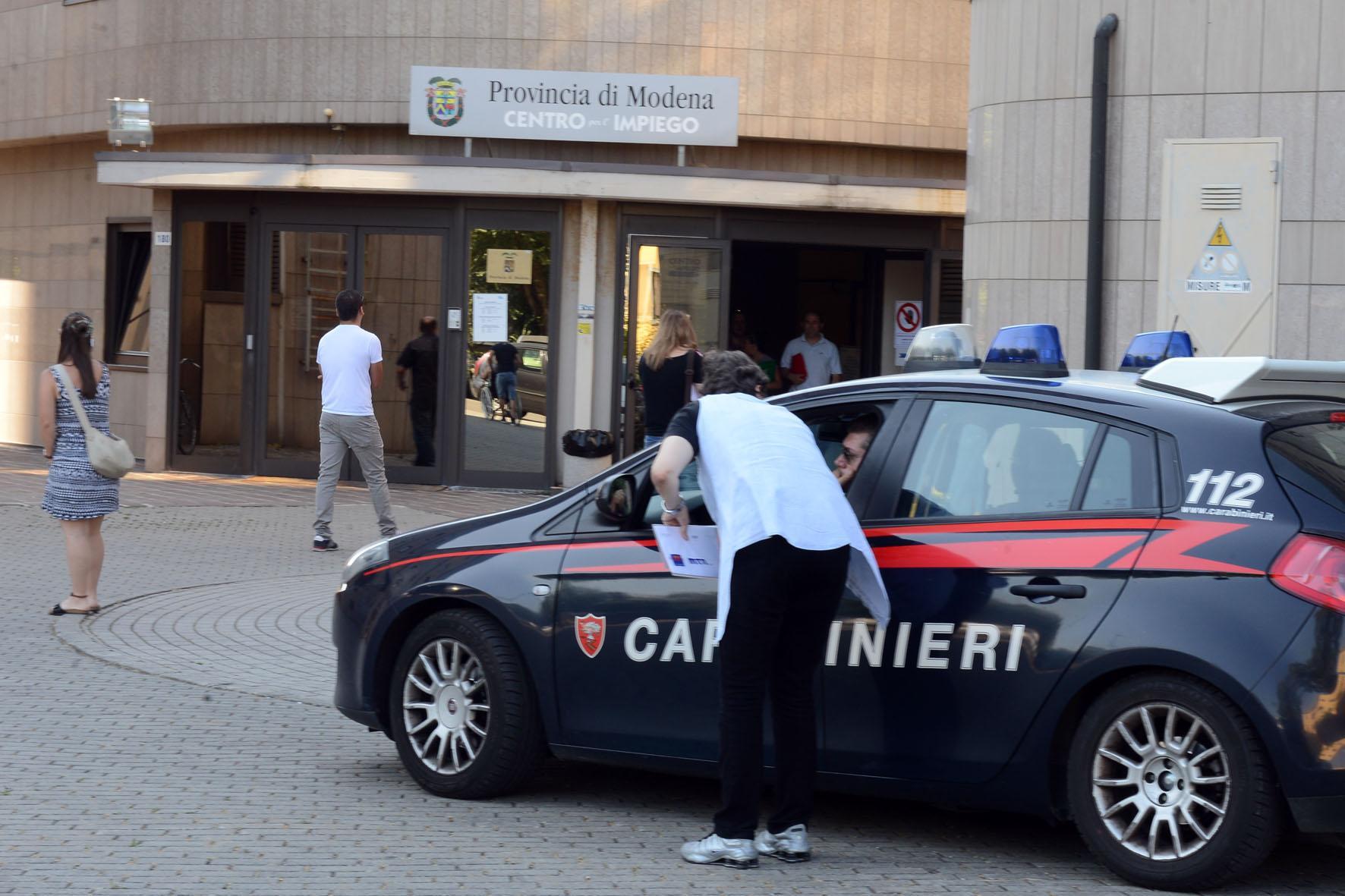 Scuola, rabbia dei precari in fila dalle 6 per il sussidio 