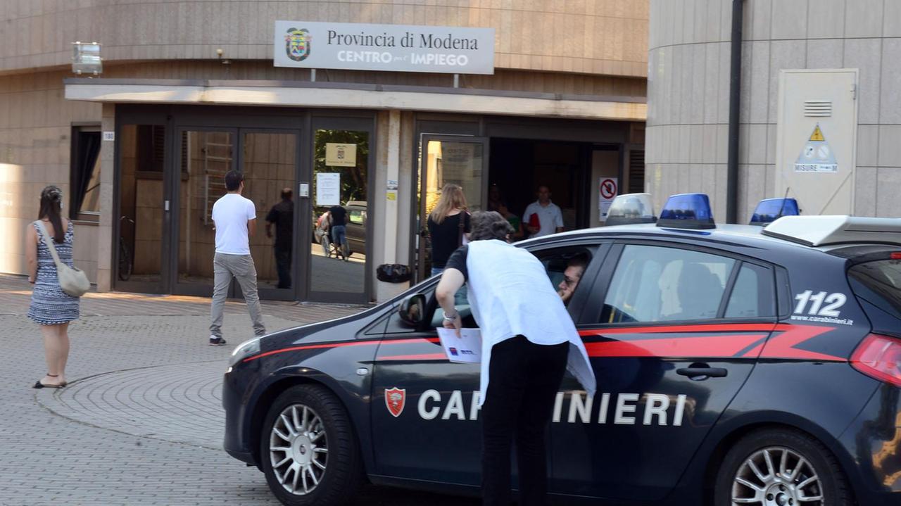 Scuola, rabbia dei precari in fila dalle 6 per il sussidio