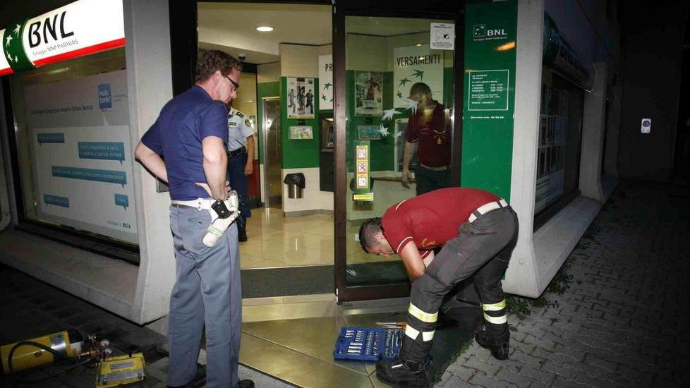 Ostaggio del bancomat per 40 minuti