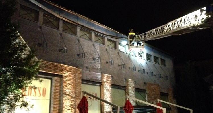 Grondaia in bilico sopra il ristorante 