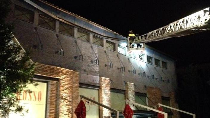 Grondaia in bilico sopra il ristorante