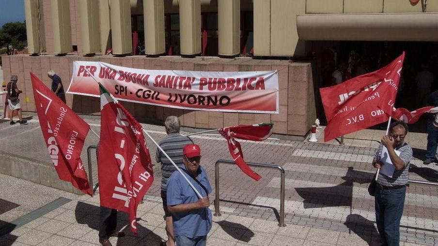 Presidio dello Spi Cgil contro i ritardi dell’Asl