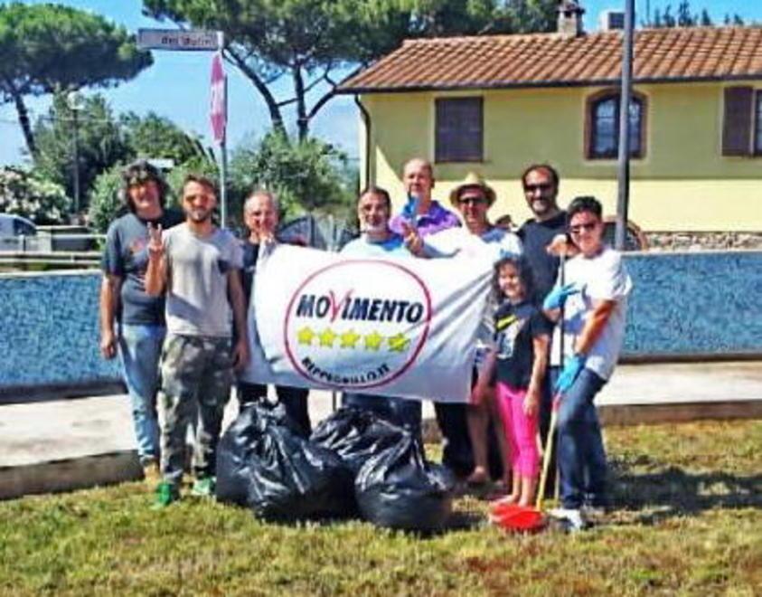Volontari puliscono la fontana 