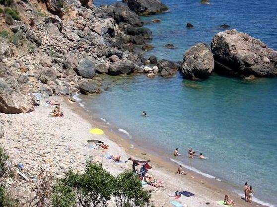 «Giù le mani dalla baia di Acqua Dolce» 