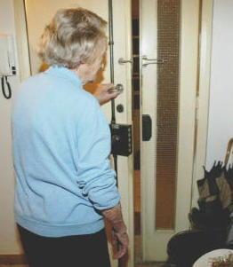 La polizia fa il corso per sventare le truffe alle persone anziane