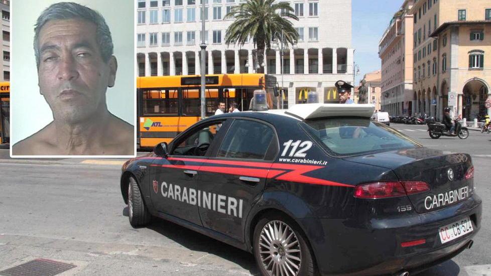 Col fucile da sub minaccia i passanti poi assale i carabinieri