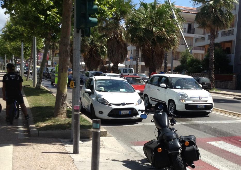 Auto urta una moto, i soccorsi mandano il traffico in tilt