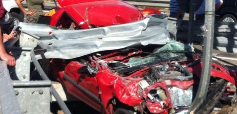 Auto contro guardrail, una ferita 