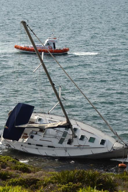Disincagliata la barca a vela arenata a Capo San Marco