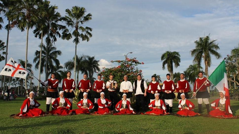 L’accademia Tradizioni popolari si esibisce in Indonesia