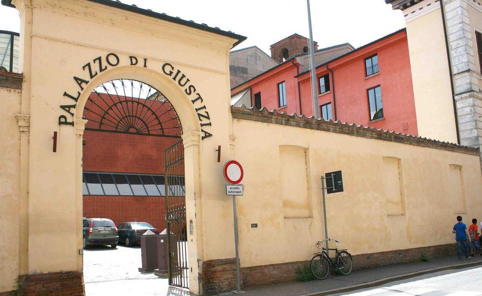 Botte e persecuzioni Guerra tra vicini: in quattro a giudizio