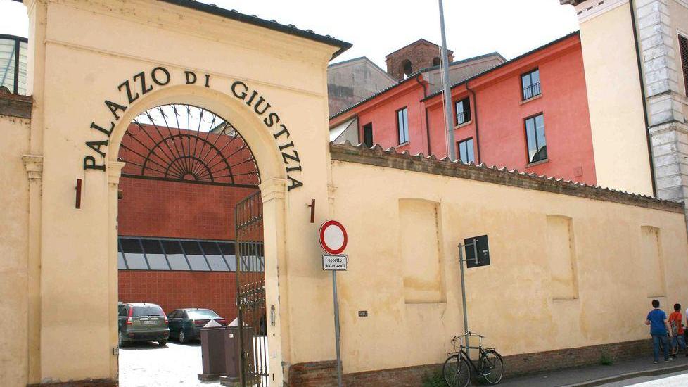 Botte e persecuzioni Guerra tra vicini: in quattro a giudizio