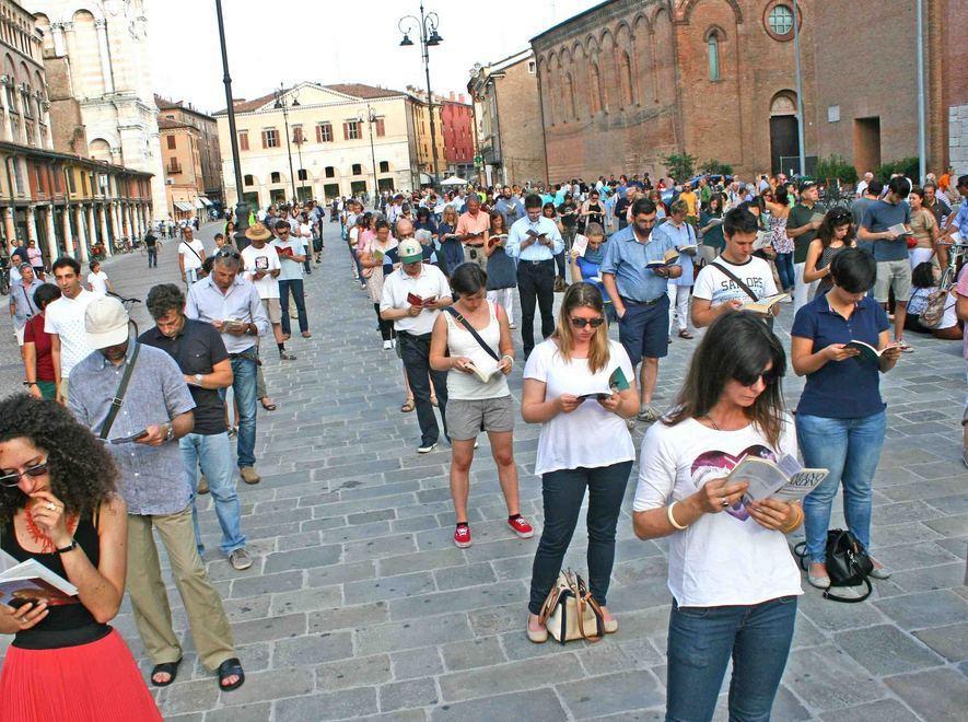Presenza silenziosa e pacifica decisa a difendere la libertà