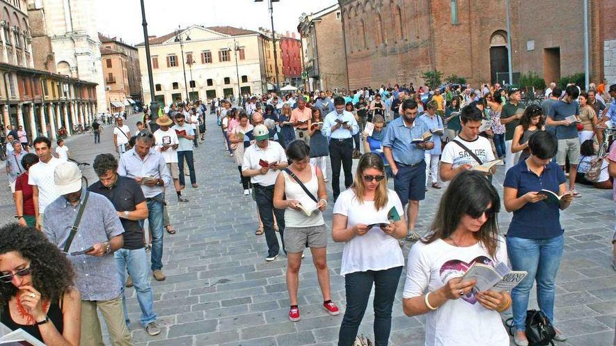 Presenza silenziosa e pacifica decisa a difendere la libertà