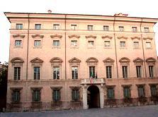 Gli rubano la pistola nascosta tra i vestiti: via il porto d’armi