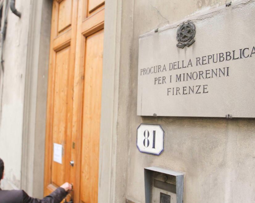 La ragazza tolta da scuola resterà con la mamma 