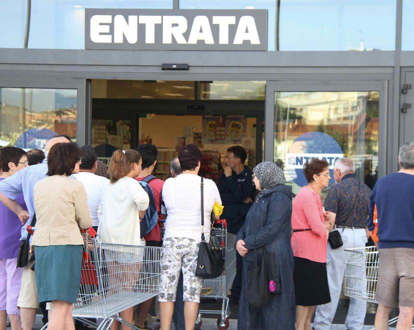 Lunghe code intorno alla nuova Esselunga di Pratilia - Foto 