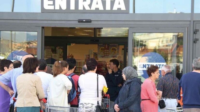 Lunghe code intorno alla nuova Esselunga di Pratilia - Foto