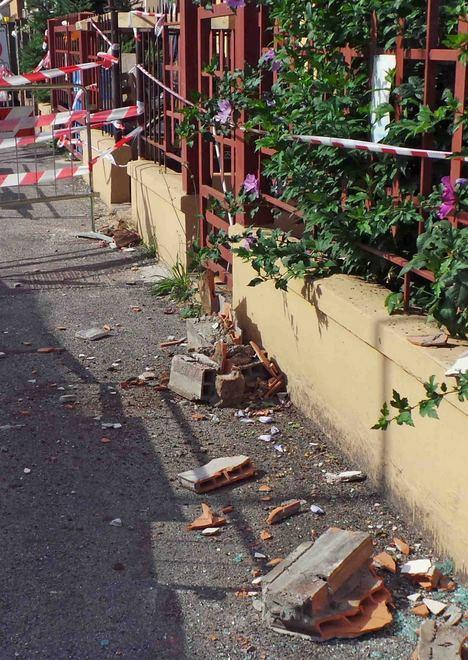 Cade il cornicione, tragedia sfiorata 