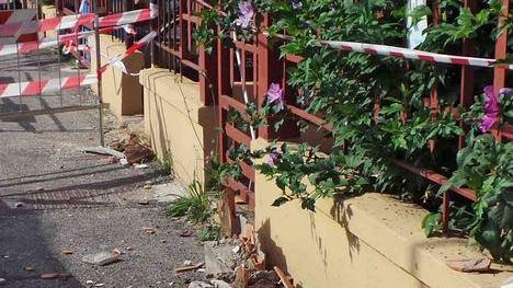 Cade il cornicione, tragedia sfiorata