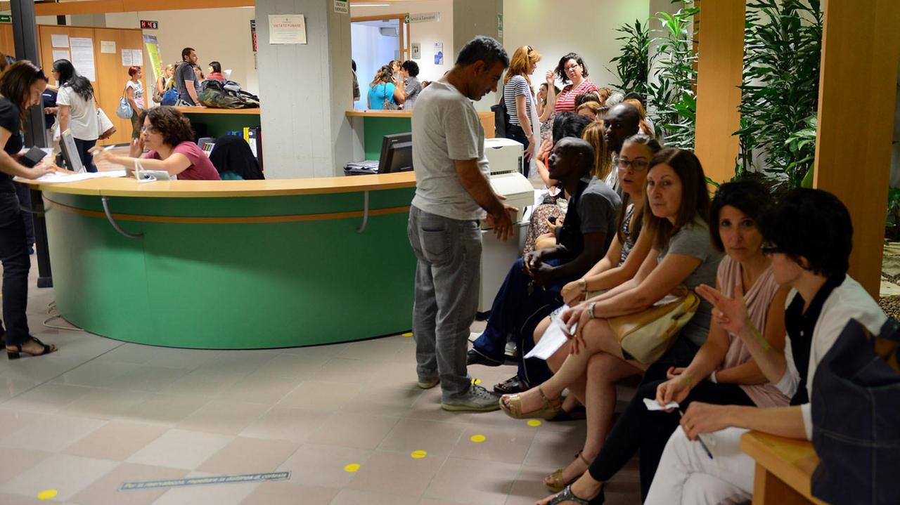 Scuola, rabbia dei precari in fila dalle 6 per il sussidio