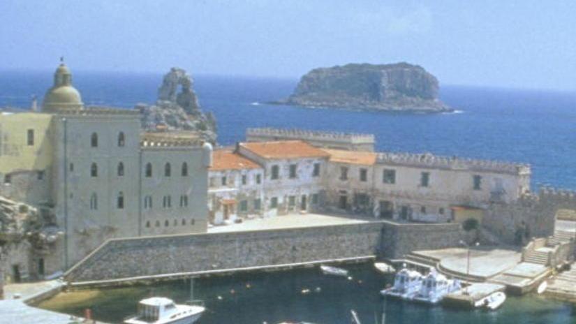 Fermate due imbarcazioni straniere nell’area protetta di Pianosa